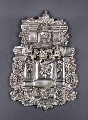 טס לספר תורה לראש השנה מכסף, לבוב, אוקראינה, 1819. מורכב מלוח כסף אחורי חלק, אליו מחובר לוח גזור 