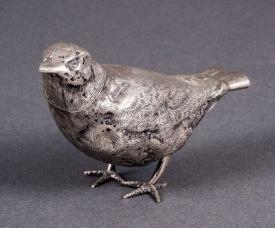 מיכל בשמים מכסף נאה מאוד בצורת ציפור, אמסטרדם, הולנד, מחצית המאה ה-18. כסף רקוע וחקוק. הראש משמש 