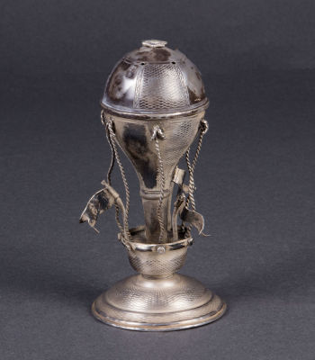 מיכל בשמים נדיר מכסף בצורת בלון פורח, אוסטרו-הונגריה, המאה ה-19. מורכב מבסיס עם שלושה דגלונים 