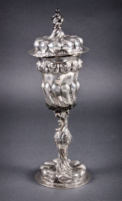 גביע נאה מאוד עם מכסה, מכסף מוזהב חלקית, גרמניה, כנראה המאה ה-17. עבודת ריקוע, חקיקה וחריטה. 