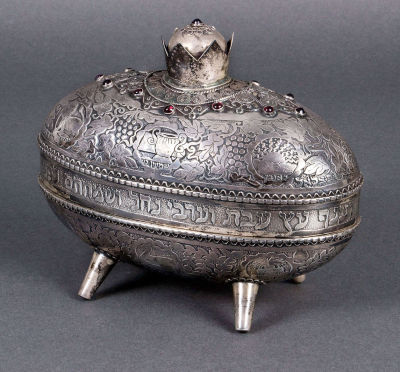 קופסת אתרוג נדירה ונאה מאוד מכסף וכסף פיליגרן, יחיא ימיני, בצלאל, 1920 בקירוב. מעוטרת בצריבה 