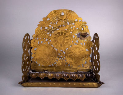 חנוכיית פליז נדירה מאוד, הולנד, סוף המאה ה-17. הלוח האחורי והלוחות הצדיים גזורים וחקוקים בשריגים 