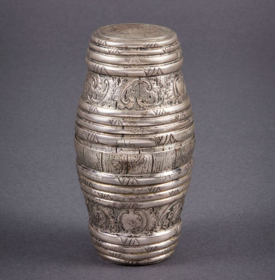 זוג גביעים לחתן וכלה מכסף, ברן, שוויץ, סוף המאה ה-18. רקוע, חקוק ומוחתם בצורת חבית עם עיטורי 