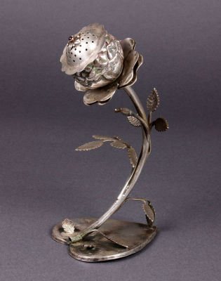 מיכל לבשמים בצורת פרח, פולין, מחצית ראשונה של המאה ה-19. גבעול, עלים ובסיס בצורת לב יצוקים 