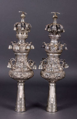 זוג רימונים מכסף, וורשה, פולין, 1888. כסף רקוע, חקוק ומוחתם. עם כיתוב עברי מקורי: "שרה לאה 