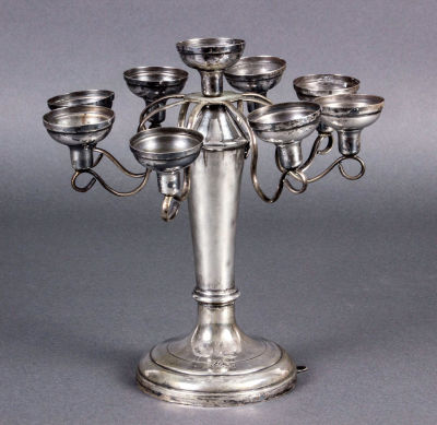 חנוכיית כסף, בגדד, עיראק, סוף המאה ה-19. חותמות.גובה: 22 ס"מ מצב: טובמקור: אוסף שלמה טפרספרות: 