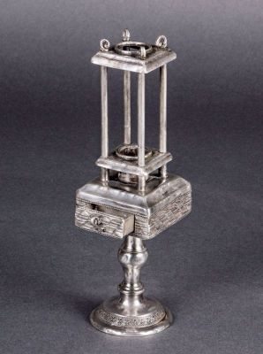 מחזיק נר הבדלה מכסף, כנראה גרמניה, סוף המאה ה-18/תחילת המאה ה-19. כסף רקוע וחקוק. חותמות לא 