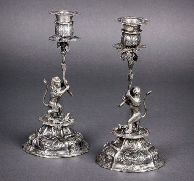 זוג פמוטות נאים מאוד מכסף, אוסטרו-הונגריה, רבע ראשון של המאה ה-19. כל פמוט מורכב מאריה האוחז 