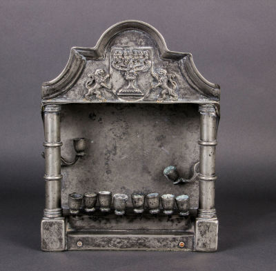 חנוכייה מפיוטר, Ion Georg Stoll, וינה, 1840 בקירוב. מעוצבת כחזית אדריכלית, הגמלון מעוטר אריות 