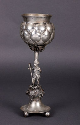 גביע "אננס" מכסף, Ludwig Neresheimer, הנאו, גרמניה, סוף המאה ה-19. מורכב מכוס "אננס" על גבעול 