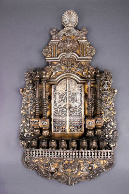 חנוכייה תולה חשובה מאוד מכסף מוזהב חלקית, Lopienski Brothers, ורשה, סוף המאה ה-19. החנוכייה 