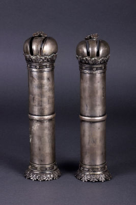 זוג רימוני תורה מכסף, מושק חרלפ, וורשה, פולין, המאה ה-19. יצוק עם מוטיבים של פרחים ועלווה, לכל 