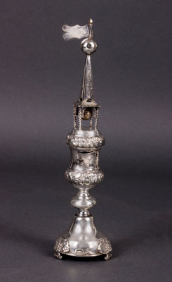 מגדל בשמים מכסף, מושק חרלפ, וורשה, פולין, 1898. יצוק, רקוע ומוחתם. חותמות מלאות.גובה: 26.5 