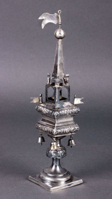 מגדל בשמים מכסף, B. Shkarlat, מינסק, רוסיה, 1877. יצוק, רקוע ומוחתם. חותמות מלאות.גובה: 26.5 