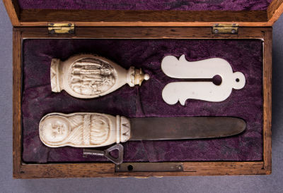 סט נדיר לברית מילה משנהב, אירופה, 1800 בקירוב. קופסת עץ עם עיטורי שנהב, מרופדת בד מקורי וכן 