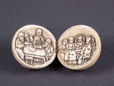 כדור שנהב נפתח, אירופה, תחילת המאה ה-20. בפנים מגולפות שתי סצינות יהודיות - לימוד תורה וארוחת 