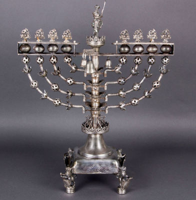 חנוכיית כסף חשובה, ברלין, מחצית ראשונה של המאה ה-18. חנוכייה זקופה בצורת מנורה, על בסיס מרובע 