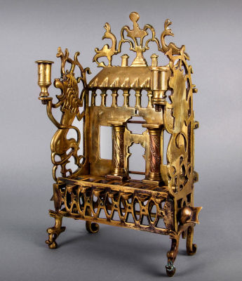 חנוכיית ברונזה מטיפוס בית כנסת, פולין, המאה ה-18. ללוח האחורי של החנוכייה שני חלונות מלבניים 