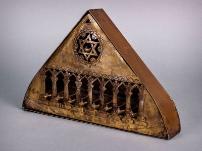 חנוכיית פליז נדירה, אלג'יריה, סוף המאה ה-19/תחילת המאה ה-20. החנוכייה בצורת קשת מחודדת ומורכבת 