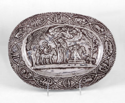 צלחת פדיון הבן נאה מאוד מכסף, אלט-וין, 1864. גזור בצורה אליפטית ורקוע וחקוק בסצינה של עקידת 