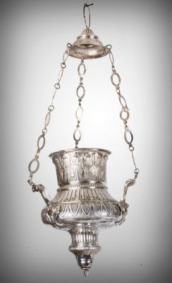 מנורת זכרון תולה נדירה מכסף, נאפולי, איטליה, 1808-1818. עבודת ריקוע, חקיקה וחריטה, עם ידיות 