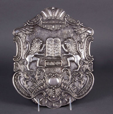 טס לספר תורה נאה מאוד מכסף, אלכסנדר ווילסון, וורשה, פולין, 1882-1903. כסף רקוע וחקוק, מעוטר 