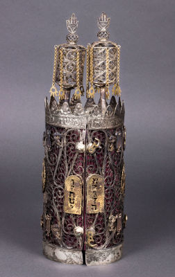 תיק לספר תורה מכסף מוזהב חלקית וכסף פיליגרן, צפון אפריקה, תחילת המאה ה-20. התיק עשוי מסגרת כסף 