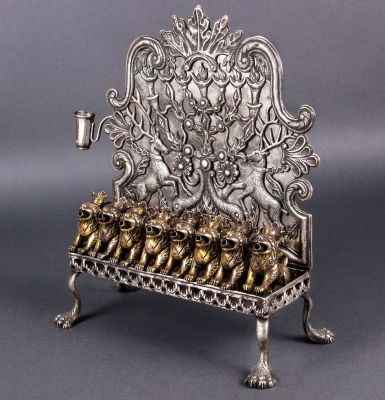 חנוכייה חשובה ונאה מאוד מכסף, Israel A. Goldman, ורשה, 1876-1890. החנוכייה מורכבת מלוח כסף חלק 