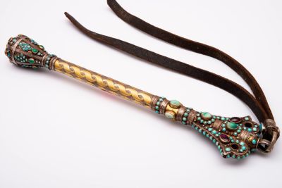 שוט רכיבה טורקמני מפואר מכסף מוזהב ואבנים יקרות, המאה ה-19. תיאור: הגוף מעוטר בדוגמת צמות על 