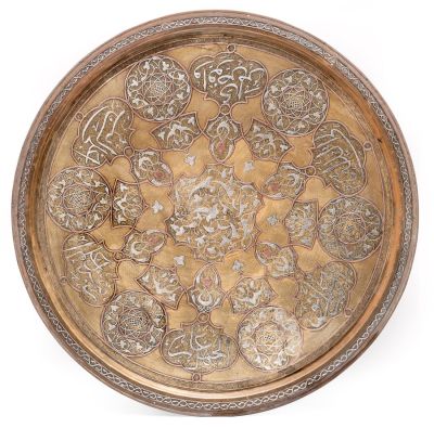 מגש דמשקאי מונומנטלי מפליז משובץ בכסף ונחושת, המאה ה-19. תיאור: מעוטר בערבסקות משובצות בכסף 