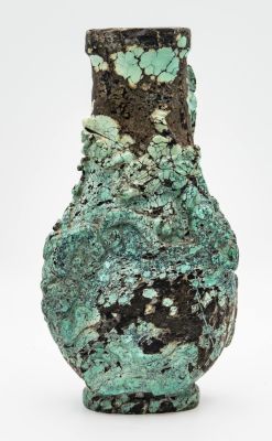 בקבוקון נדיר מטורקיז מגולף, סין, המאה ה-19-18. תיאור: מעטור בגילוף של דרקונים. 
גובה: 17.5 ס"מ 