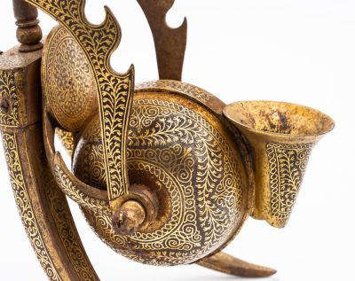 קסת דיו ומעמד נר קופטגרי (Koftgari) מפליז משובץ זהב', הודו-פרס, המאה ה-19. תיאור: מורכב מקסת 