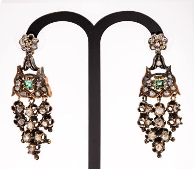 זוג עגילים עות'מאניים זהב ודיאמנטים, המאה ה-19. תיאור: שלושה נטיפים משובצים דיאמנטים תלויים 