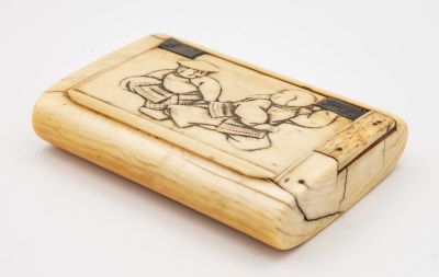 קופסת טבק משנהב, יצוא סין לאירופה, המאה ה-18. תיאור: מבנה מעוגל עם מכסה צירים ממתכת. המכסה מעוטר 