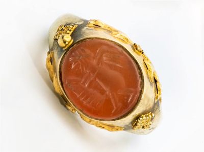 טבעת חותמת נדירה מזהב 22 קראט וקרנליאן, פרס, המאה ה-19. תיאור: הכתפיים מעוטרים באשכולי ענבים 