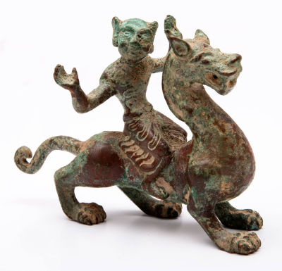 פסלון ברונזה בדמות רוכב על חיה מיתולוגית, כנראה שושלת טאנג, המאה ה-8. אורך: 14 ס"מ; גובה: 9 ס"מ