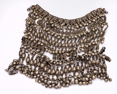 עיטור חזה מכסף "Labbeh", תימן, סוף המאה ה-19. תיאור: מעוצב משורה של אלמנטים מרובעים ותחתם אריג 