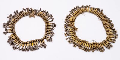 זוג צמידים מכסף מוזהב חלקית, תימן, המאה ה-19. תיאור: מורכבים מאלמנטים בצורת יתדות מחוברים ביניהם 