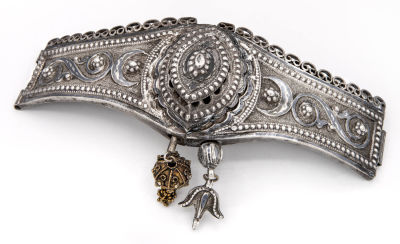 אבנט חגורה נשית עות'מאני נאה מכסף וניילו, המאה ה-19. תיאור: במרכזו אלמנט קישוטי מוגבה בדמות עין 