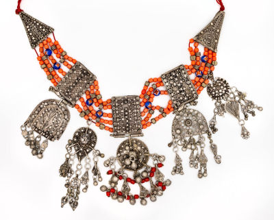 ענק מפואר מכסף וקורל "Lazem", תימן, סוף המאה ה-19. תיאור: מורכב מחמישה אלמנטים המעוטרים בפיליגרן 