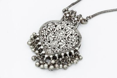 ענק קמע עות'מאני נאה מכסף, המאה ה-19. תיאור: הנרתיק בצורת לב מעוטר בחריטה של זרי פרחים ותחתיו 