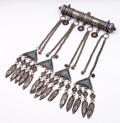 עיטור חזה וקמע נדיר מכסף ואמייל, כנראה טוניס, המאה ה-19. תיאור: מורכב מארבעה אלמנטים משולשים 