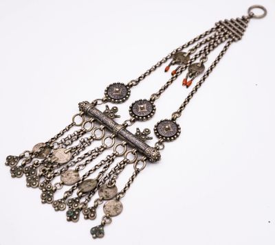 נרתיק קמע עות'מאני מפואר מכסף וניילו, 1900 בקירוב. תיאור: במרכז נרתיק קמע בצורת חרוט מעטור 