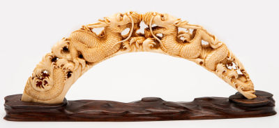 ניב שנהב מפואר נדיר ומגולף, שושולת מינג בדמות שני דרקונים, 1368–1644. תיאור: מעוטר גילוף וחריטה 