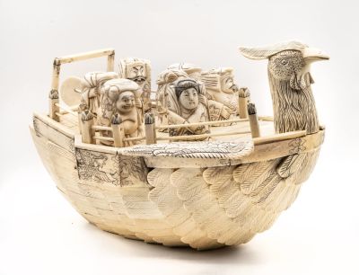 ספינת שבעת אלי המזל מעצם מגולפת, יפן, סוף המאה ה-19. תיאור: ספינה מגולפת משנהב עם ראש בדמות 