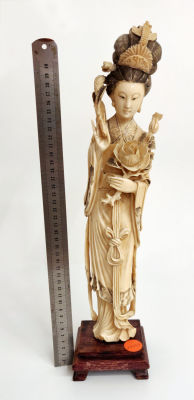 פסל שנהב מגולף מפואר וגדול מתקופת מייג'י בדמות נערה עם פרח, 1868-1912. תיאור: מוצב על בסיס עץ 