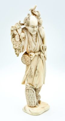 פסלון אוקימנו משנהב בדמות סוחר פרחים, יפן, תחילת המאה ה-20. תיאור: חתום (בתחתית). 
גובה: 23 ס"מ