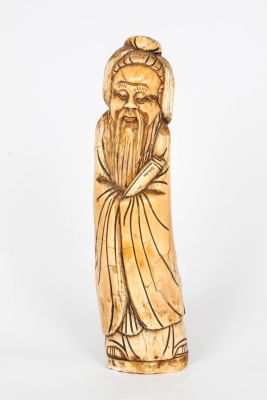 פסלון סיני משנהב משושלת מינג בדמות חכם, 1368–1644. תיאור: חרוט ומגולף. חותמת (על המניפה 