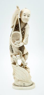 פסלון אוקימנו משנהב בדמות דייג, יפן, תחילת המאה ה-20. תיאור: חתום בתחתית. 
גובה: 22 ס"מ