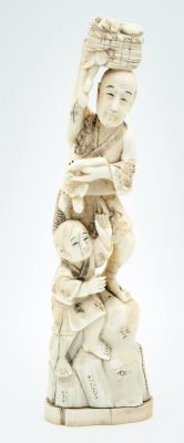 פסלון אוקימנו משנהב בדמות אב ובנו, יפן, תחילת המאה ה-20. תיאור: חותמות (בתחתית). 
גובה: 21 ס"מ